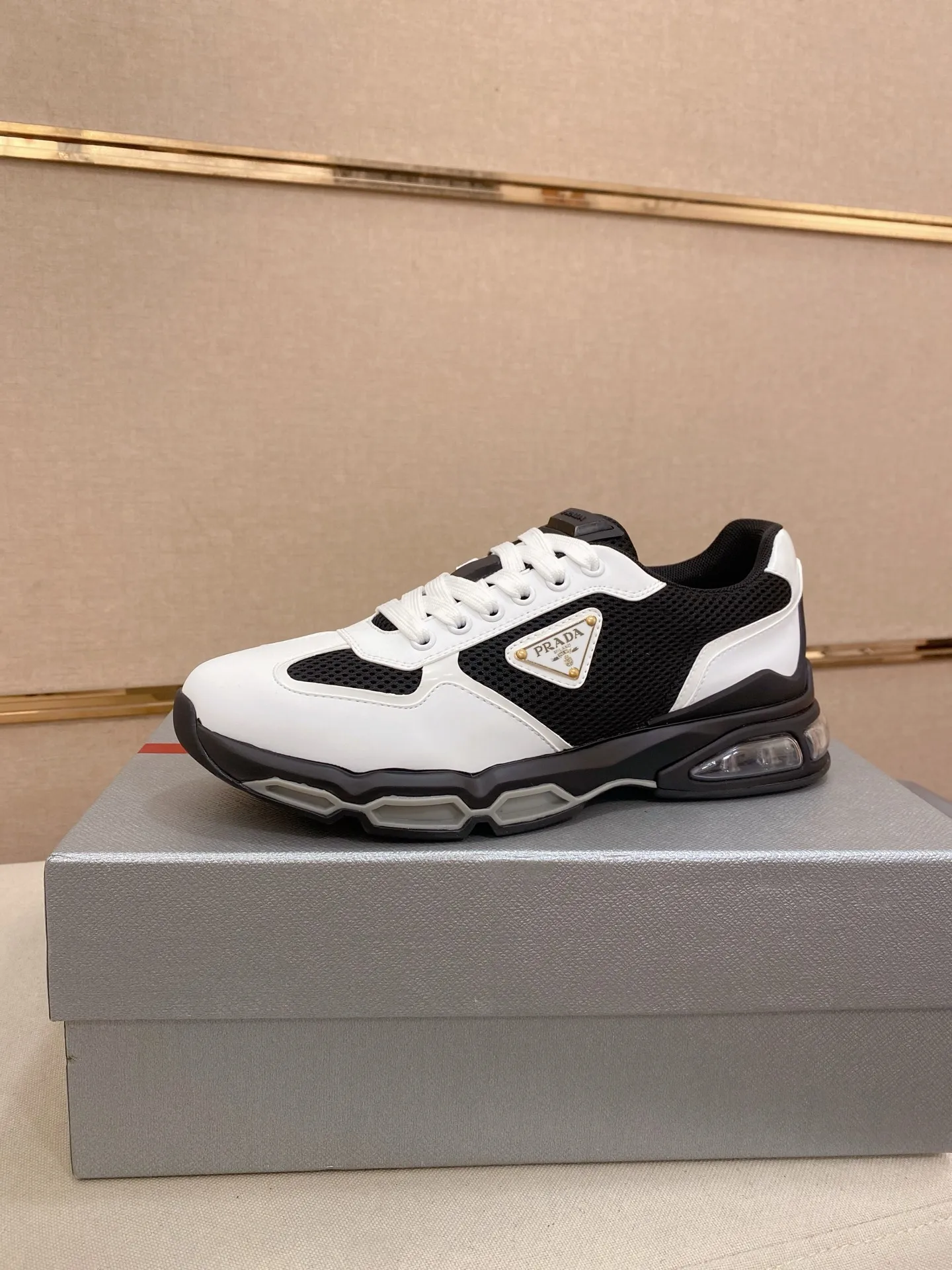 Factory price 660💰 ✔️✔️✔️High version High-quality new PRADA (Prada) counters are on the market at the same time, new men's shoes, 😘fabrics imported first-layer cowhide and mesh fabrics, purely handmade. Lining: Full cowhide lining. 👍🏿 High-end ☄️ air-cushion molded anti-slip rubber outsole, exquisite lines, simple and elegant, comfortable and high-end for leisure travel. Code number: 38 to 45